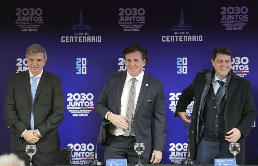 El presidente de la CONMEBOL Alejandro Domínguez (centro), el presidente de la federación uruguaya 