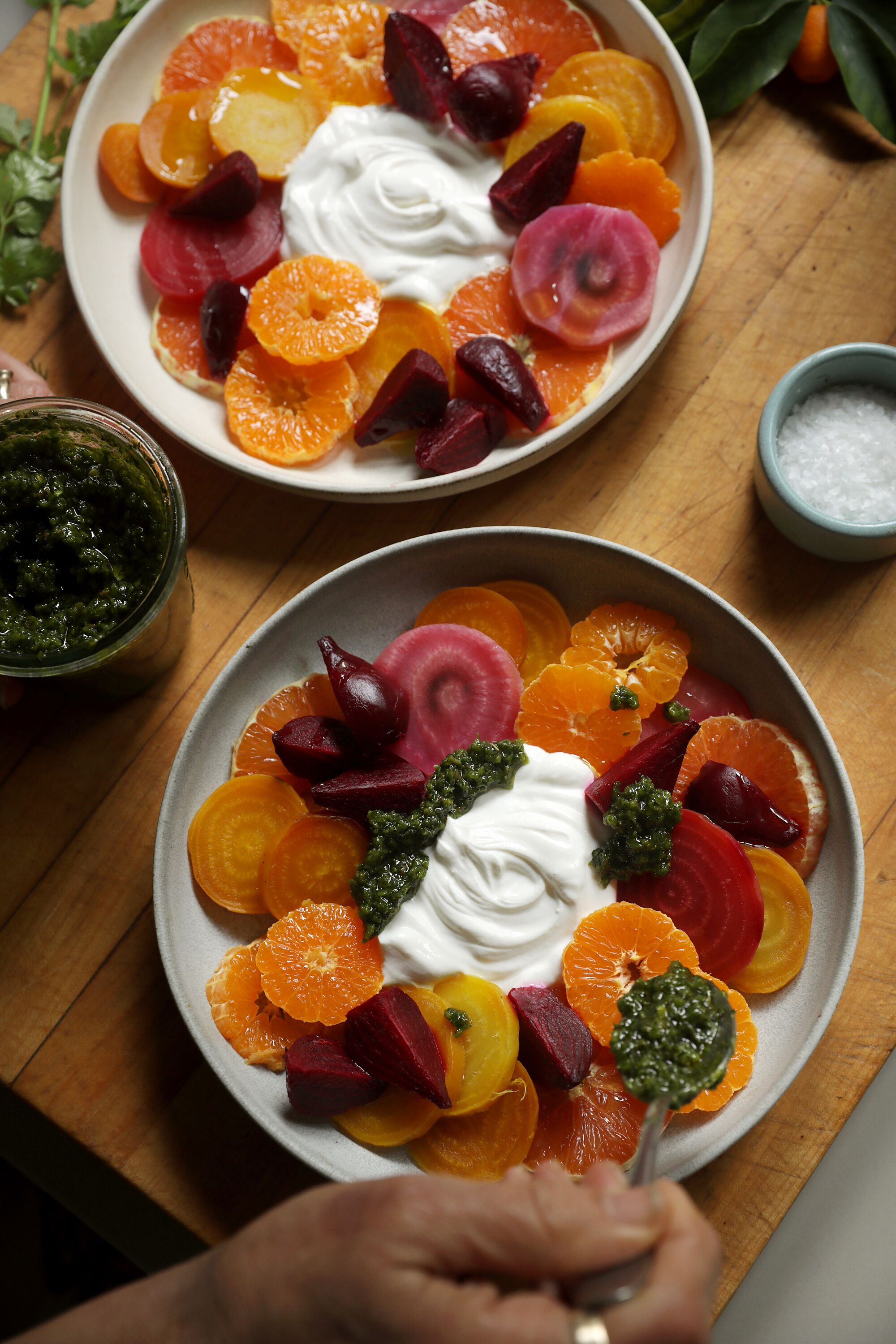 Kavrulmuş pancar, narenciye, labneh ve zhoug Jeanne Kelley, Akşam Yemeği için Vejetaryen Salatası'nın yazarı.