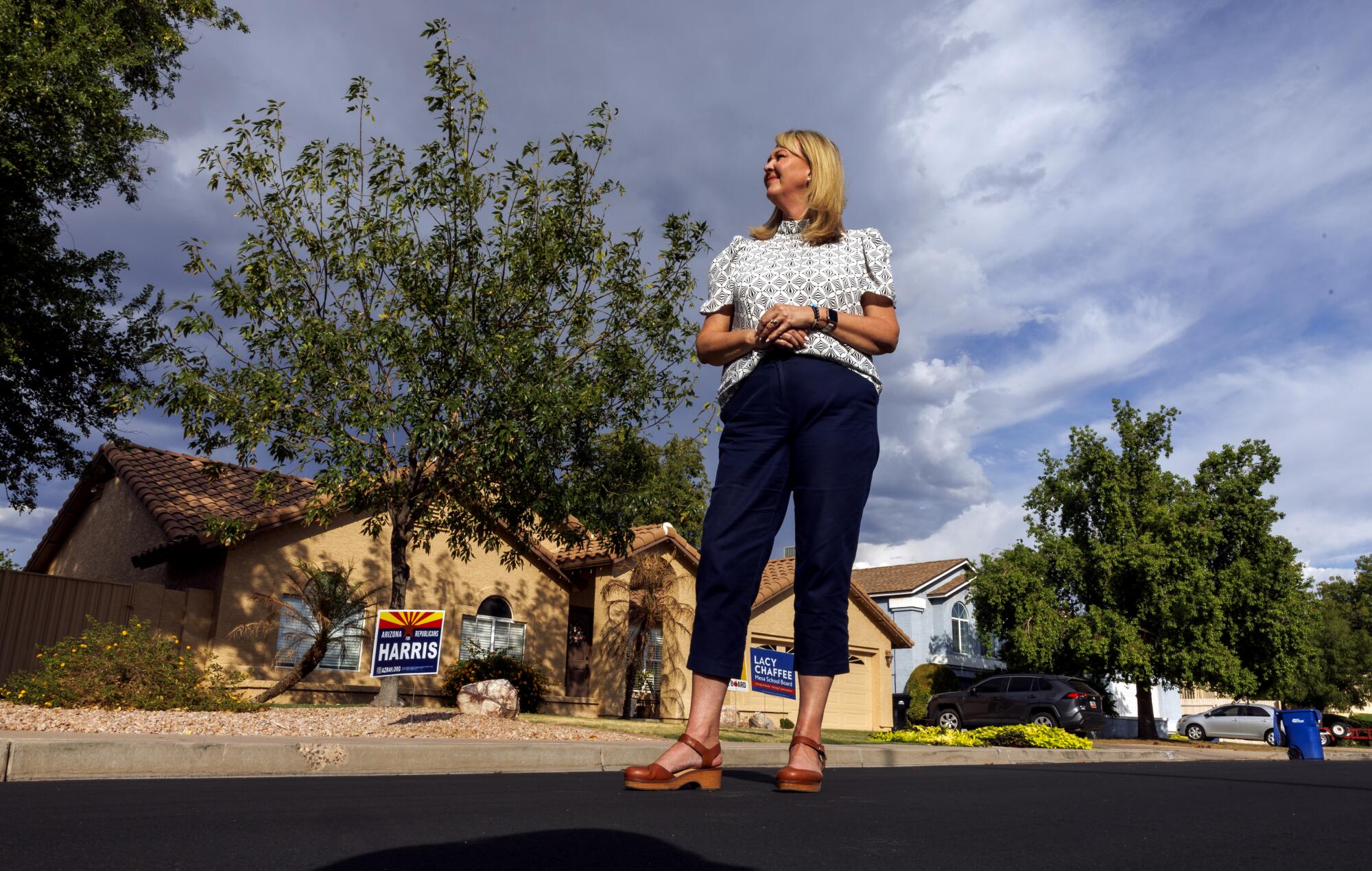 La concejal de la ciudad de Mesa, Julie Spilsbury, se encuentra frente a una casa.