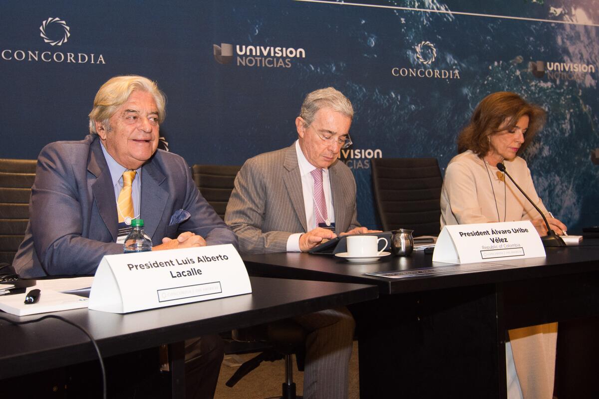 De izquierda a derecha, expresidente de Uruguay, Luis Alberto Lacalle Herrera, el expresidente de Colombia y actual senador, Álvaro Uribe Velez, y la exalcaldesa de Madrid, Ana Botella Serrano, participan hoy, jueves 12 de mayo de 2016, en la Cumbre Concordia que se celebra en Miami (Florida) y que tiene como principio que las alianzas público-privadas son la herramienta ideal para dar solución a los problemas de un mundo cambiante como el actual. Unos 200 representantes de alto nivel de los sectores público y privado del continente americano y España se dan cita este jueves y viernes para analizar temas como el impacto internacional de las elecciones en EE.UU., la crisis de Venezuela, el proceso de paz en Colombia, la normalización cubano-estadounidense y los Juegos Olímpicos en un Brasil convulso. EFE/Gastón De Cárdenas