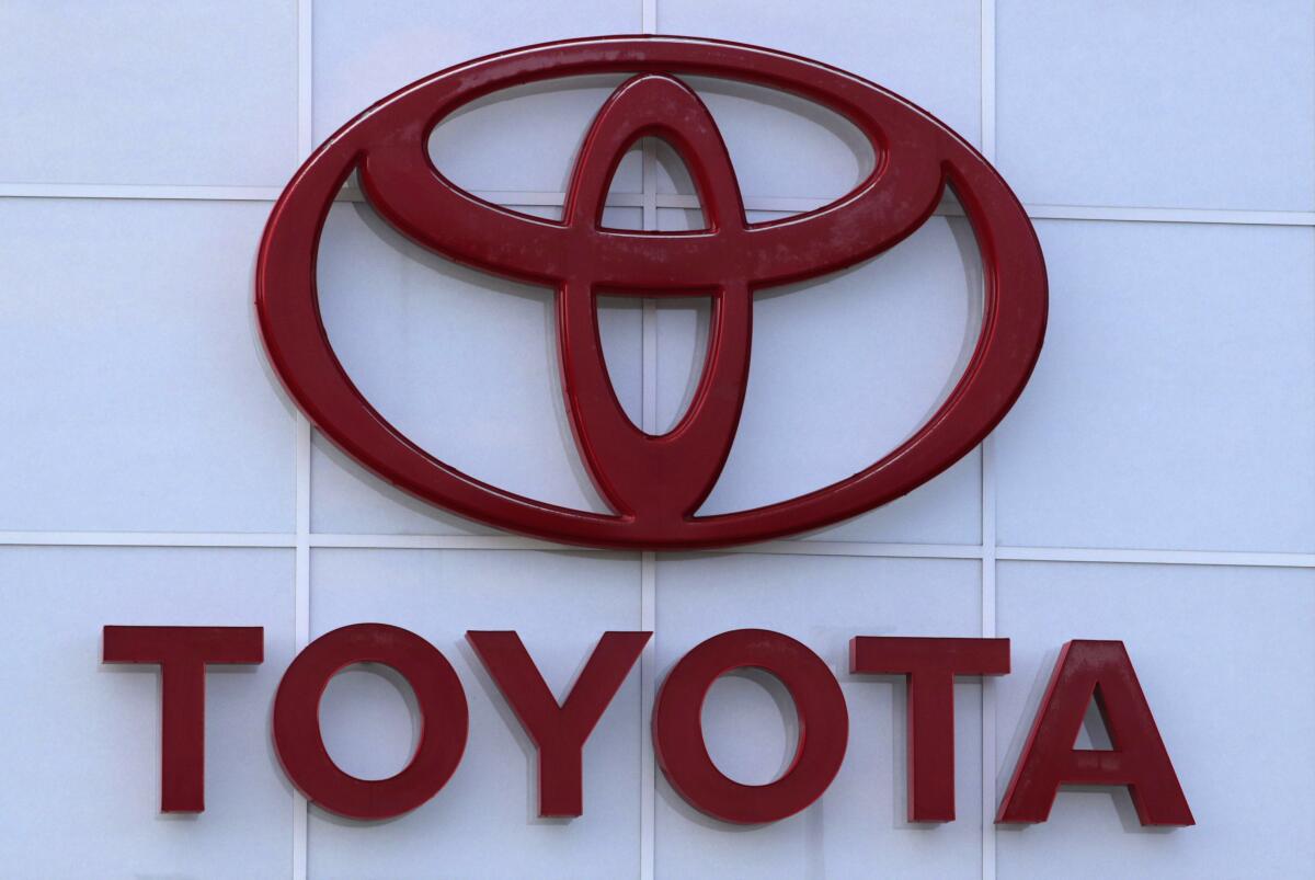 Esta foro del 15 de agosto del 2019 muestra el logo de Toyota en un concesionario en Manchester, Nueva Hampshire