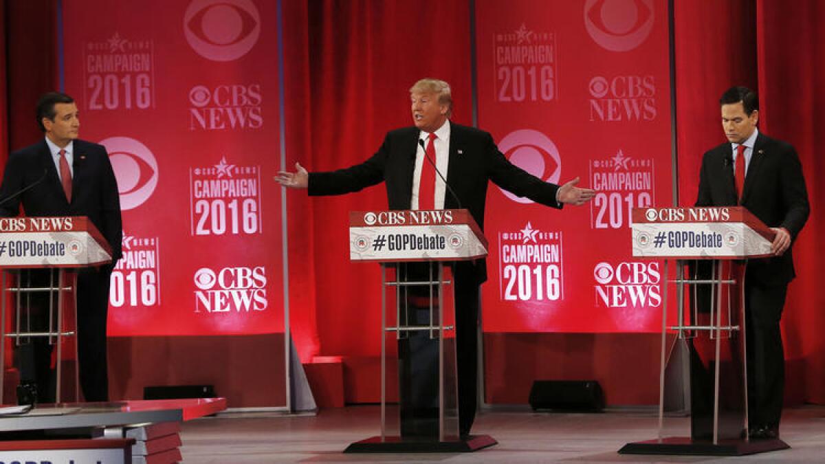 Donald Trump, entre los senadores Ted Cruz (izq.) y Marco Rubio (der.), durante el debate presidencial republicano en el Peace Center, el sábado 13 de febrero en Greenville, Carolina del Sur.