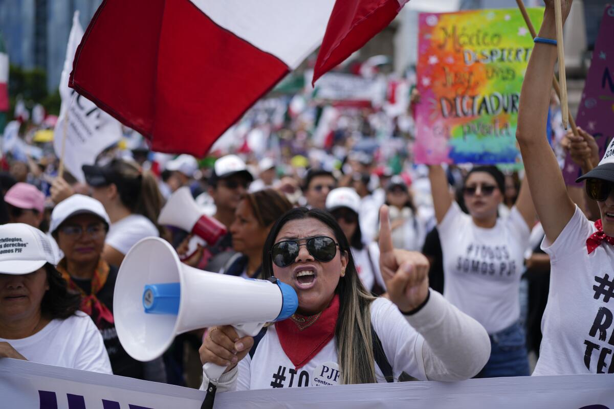 Trabajadores judiciales protestan contra la reforma judicial del gobierno,