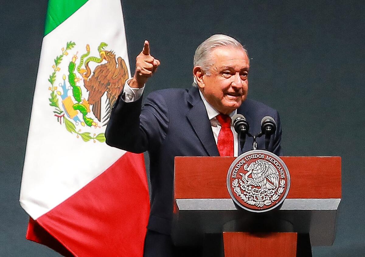 El presidente López Obrador pronuncia un discurso de mitad de mandato 