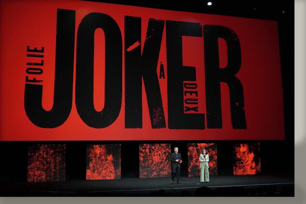 Michael De Luca, izquierda, y Pamela Abdy, copresidentes y directores ejecutivos de Warner Bros. Motion Picture Group, presentan un avance de la próxima película "Joker: Folie a Deux" durante la presentación de Warner Bros. Pictures en CinemaCon 2024, el martes. 9 de abril de 2024, en Las Vegas.