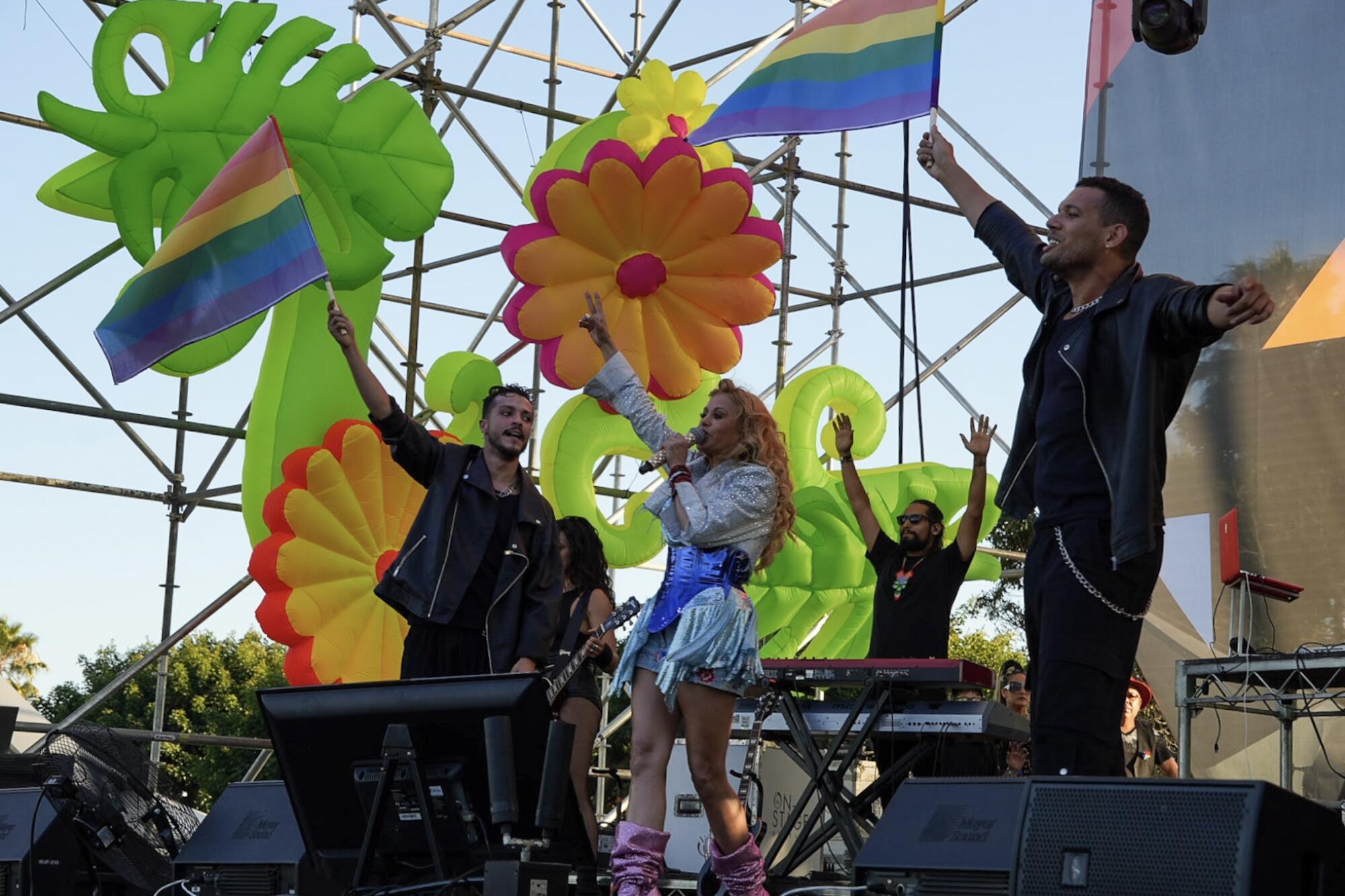 La cantante mexicana Paulina Rubio durante el festival Long Beach Pride, el 10 de julio de 2022.