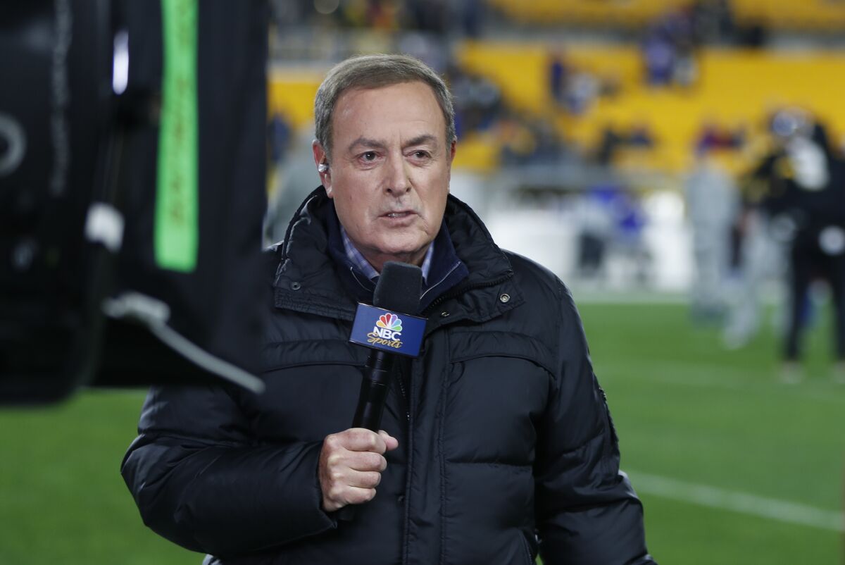 Le journaliste sportif de NBC, Al Michaels, rapporte depuis la touche pendant les échauffements avant un match de football de la NFL