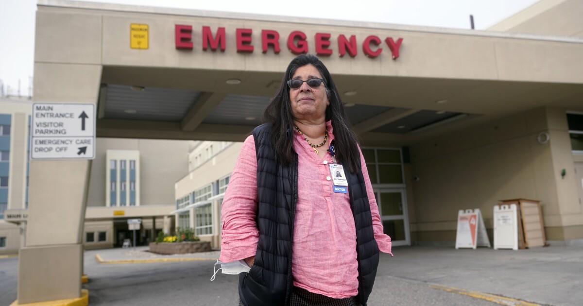 Hospitales de Alaska racionan atención ante alza de COVID-19
