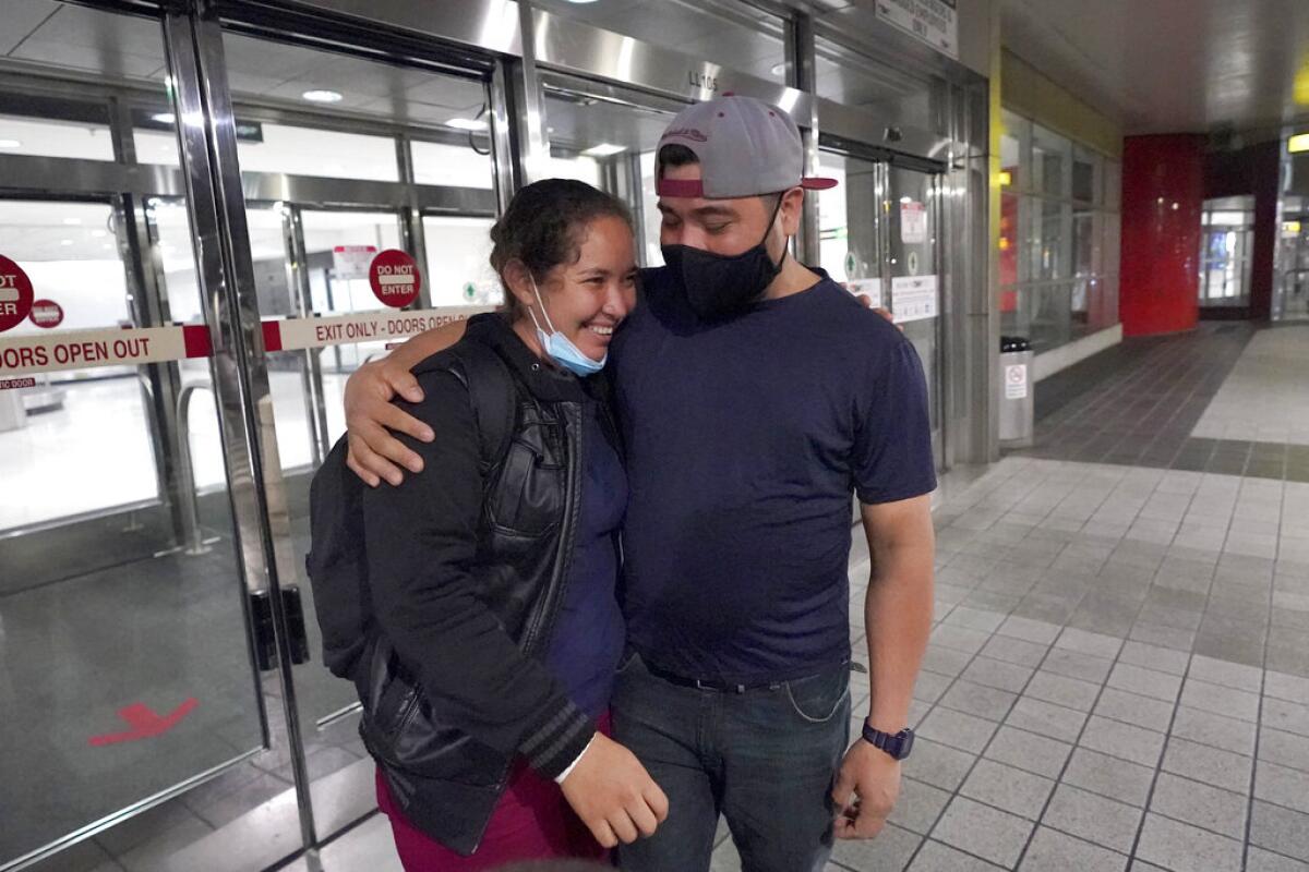 Celestina Ramírez, migrante de Honduras, abraza a su hermano Marco Ramírez