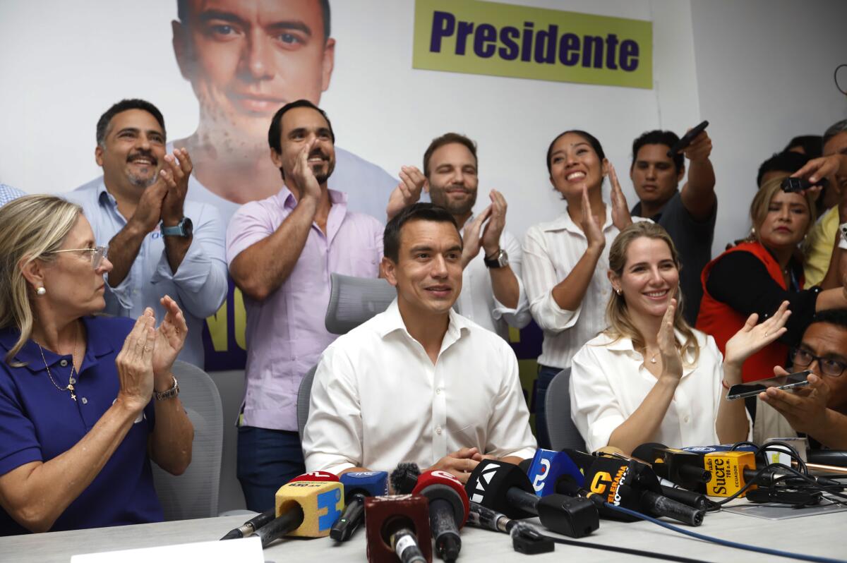 Daniel Noboa, candidato presidencial, en el centro, en Guayaquil, Ecuador.