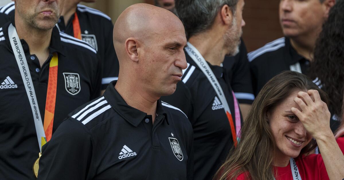 La FIFA suspende al presidente del fútbol español tras un beso no deseado