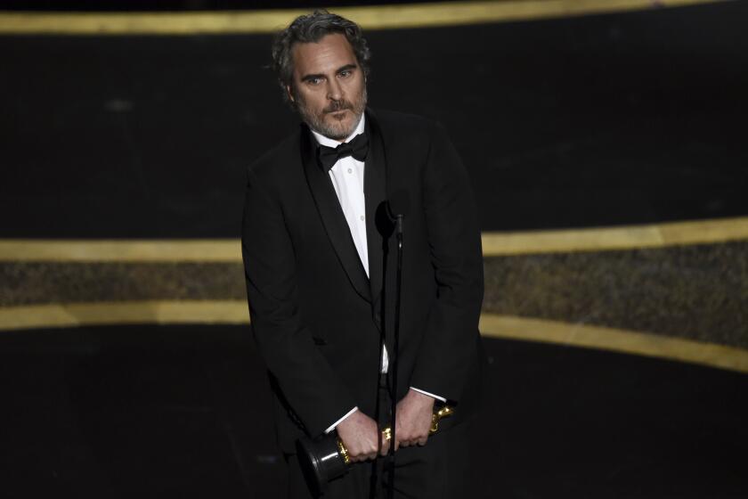 Joaquin Phoenix acepta el Oscar por su papel en la cinta "Joker".