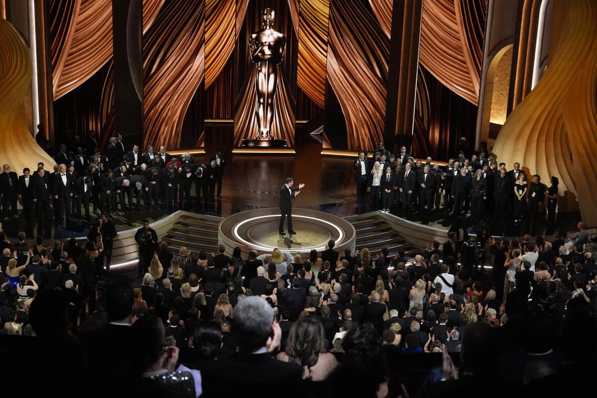 Integrantes del equipo de produccin de los Oscar son ovacionados por su apoyo durante la huelga de Hollywood de 2023 en los Oscar el domingo 10 de marzo de 2024, en el Teatro Dolby en Los ngeles. (Foto AP/Chris Pizzello)