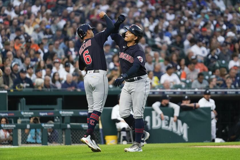 Rojos disparan 6 jonrones y mantienen viva esperanza; aplastan 19-2 a  Cardenales