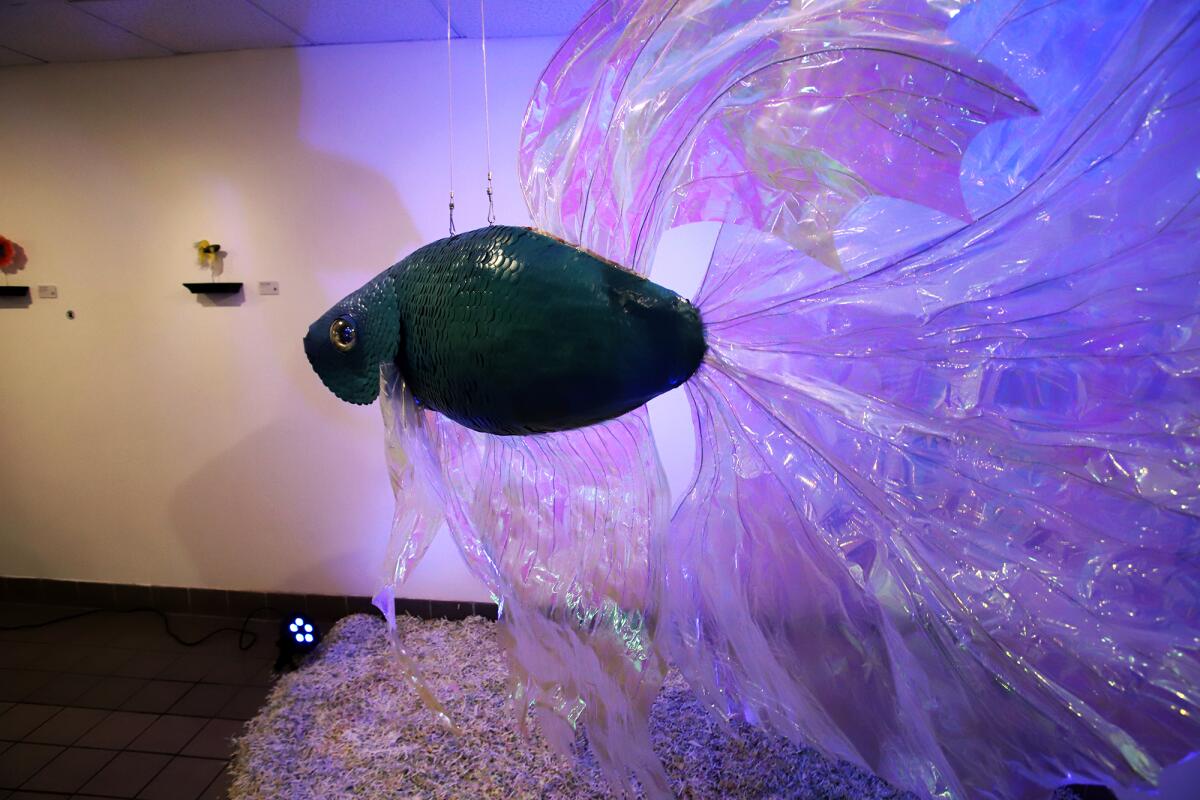 Betta Gigante de Tania Póo Platas, en exhibición Extra + Ordinario en el Consulado de México en Los Ángeles.