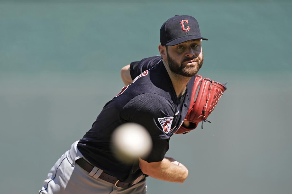 Cleveland Guardians atıcısı Lucas Giolito maç sırasında atış yapıyor.
