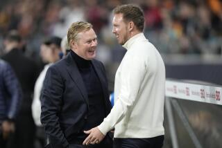 Los técnicos de Holanda Ronald Koeman (izquierda) y Alemania Julian Nagelsmann previo a un partido amistoso, el 26 de marzo de 2024, en Fráncfort. (AP Foto/Martin Meissner)