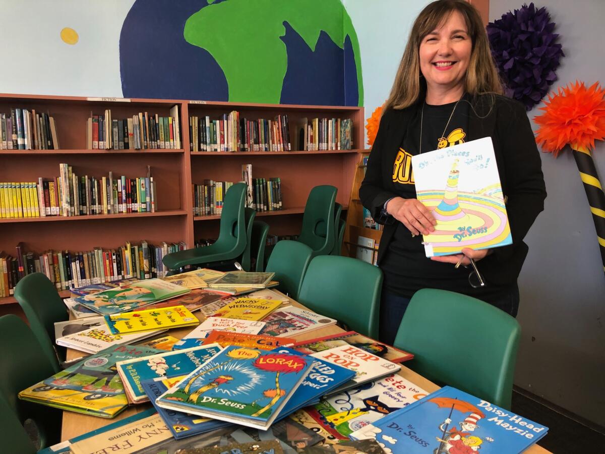 Dinora Mendoza, subdirectora de Burbank Elementary School, muestra algunos libros de Dr. Seuss en las instalaciones de la biblioteca de la escuela.