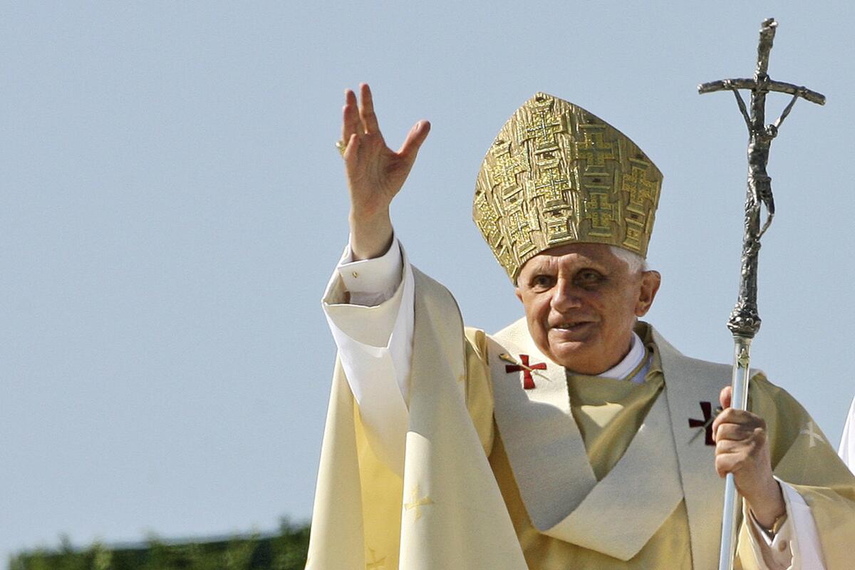 ARCHIVO - El papa Benedicto XVI saluda a peregrinos tras concluir una misa papal en el campo 