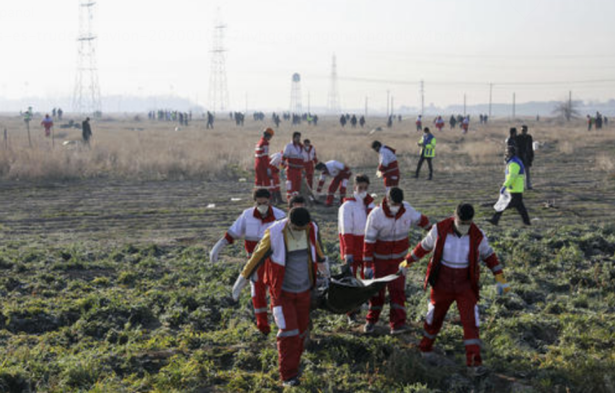 Rescatistas recuperan los cuerpos de las víctimas de un accidente de avión ucraniano en Shahedshahr, al suroeste de la capital Teherán, Irán, el miércoles 8 de enero de 2020. Un avión ucraniano que transportaba más de 170 personas se estrelló el miércoles poco después de despegar del aeropuerto principal de Teherán, matando a todos los que iban a bordo. (Foto AP/Ebrahim Noroozi)