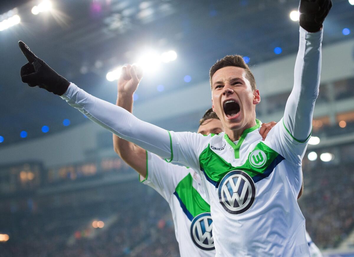 El jugador del Wolfsburgo Julian Draxler celebra después de anotar un gol hoy, miércoles 17 de febrero de 2016, durante un partido entre Gante y Wolfsburgo por los octavos de final de la Liga de Campeones de la UEFA, en el estadio Ghemlanco Arena de Gante (Bélgica).