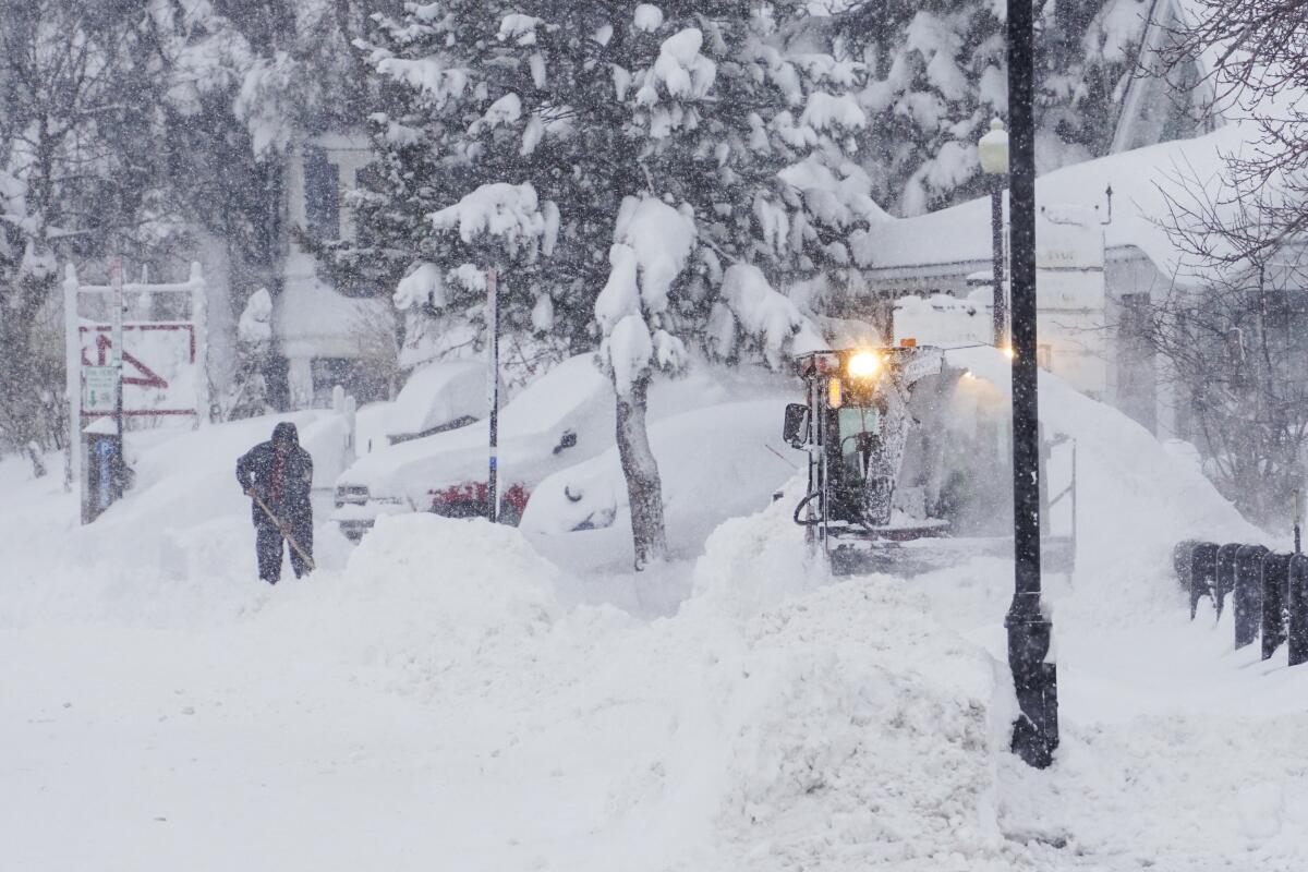 Nieve acumulada en un vecindario durante una tormenta, el 3 de marzo de 2024