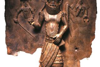 Esta fotografía proporcionada por el Museo y Jardines Horniman muestra una placa de aleación de cobre de Benín que representa un encuentro entre Uwangue, jefe de Benín, y comerciantes portugueses, que aparecen a su izquierda y derecha. (Museo y Jardines Horniman vía AP)