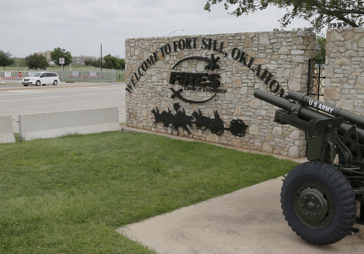 Uno de los ingresos al Fort Sill de Oklahoma, donde serían alojados migrantes menores de edad.