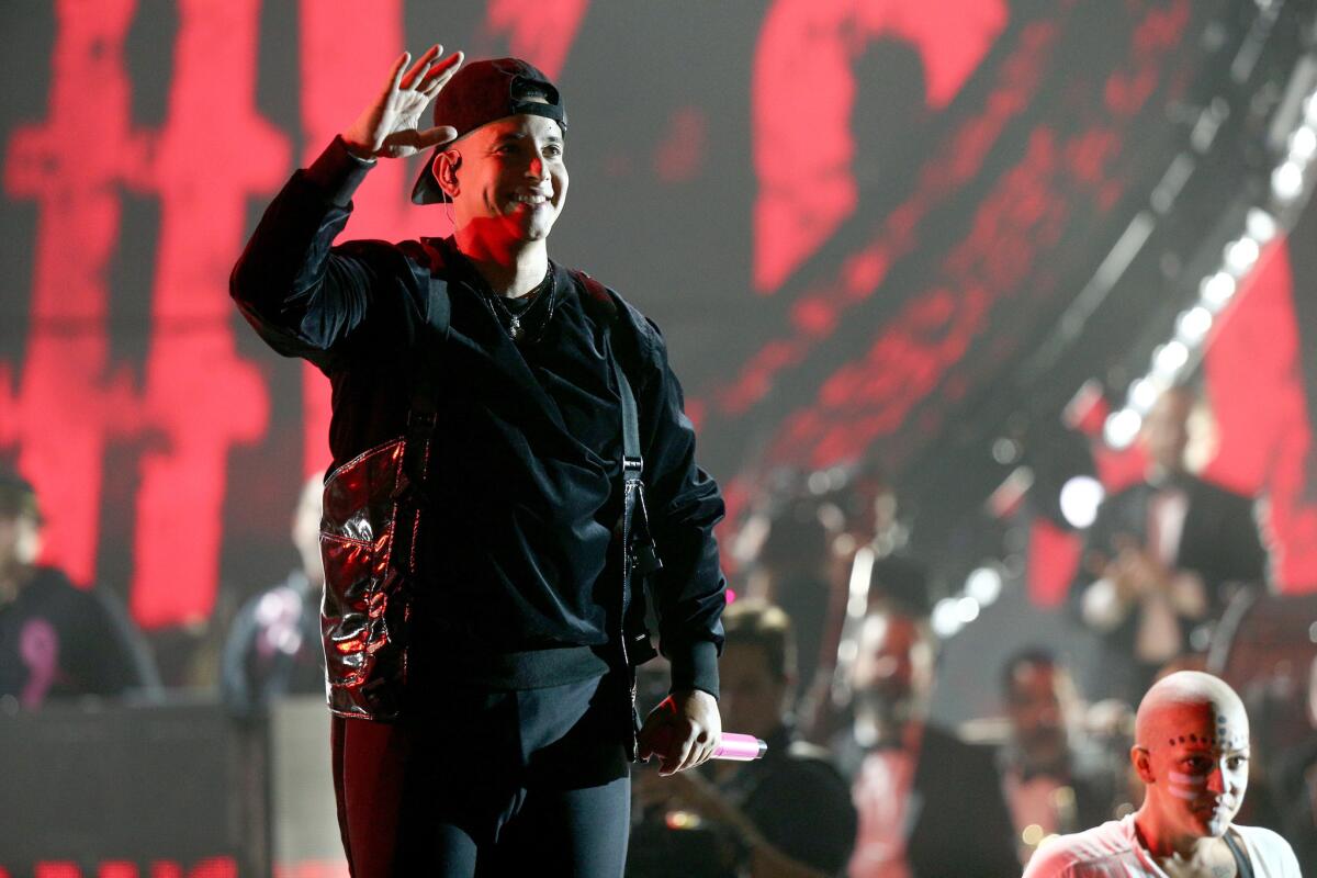 Daddy Yankee rinde homenaje a las mujeres con cáncer a través de una espectacular presentación.
