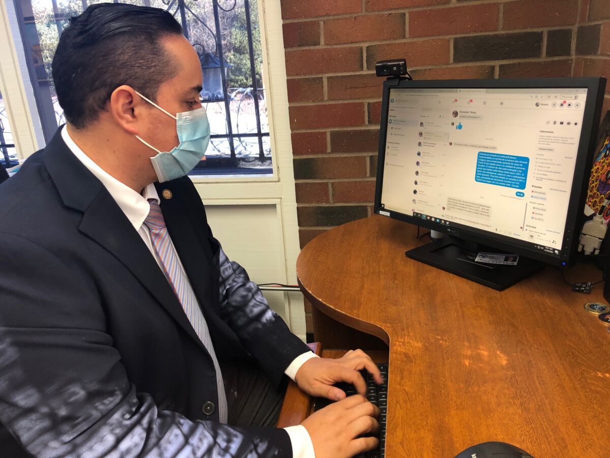 El cónsul general de Guatemala en Los Ángeles, Tekandi Paniagua, responde a uno de los mensajes.