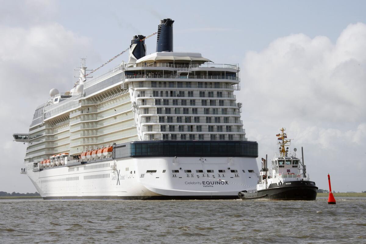 ARCHIVO - El crucero Celebrity Equinox navega por el Río Ems cerca de Gandersum, Alemania,
