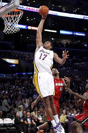 Andrew Bynum dunk