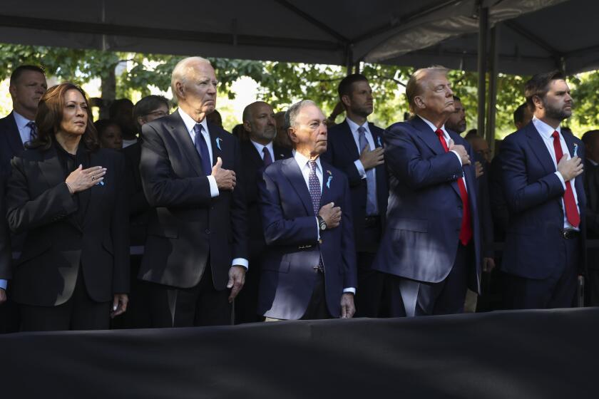 De izquierda a derecha, la candidata presidencial demócrata y vicepresidenta Kamala Harris, el presidente Joe Biden, Michael Bloomberg, el candidato presidencial republicano y expresidente Donald Trump y el candidato republicano a la vicepresidencia, el senador JD Vance, asisten a la ceremonia para conmemorar el 11Sep en el 23er aniversario de los ataques del 11 de septiembre de 2001, el miércoles 11 de septiembre de 2024, en Nueva York. (AP Foto/Yuki Iwamura)