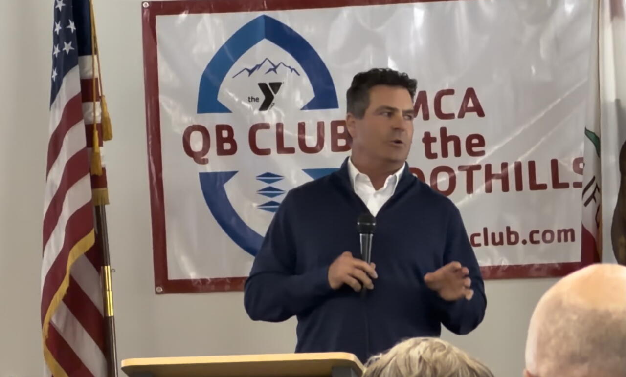 Former Hoover High and Indiana basketball player Joe Hillman speaking to the Glendale Quarterback Club.