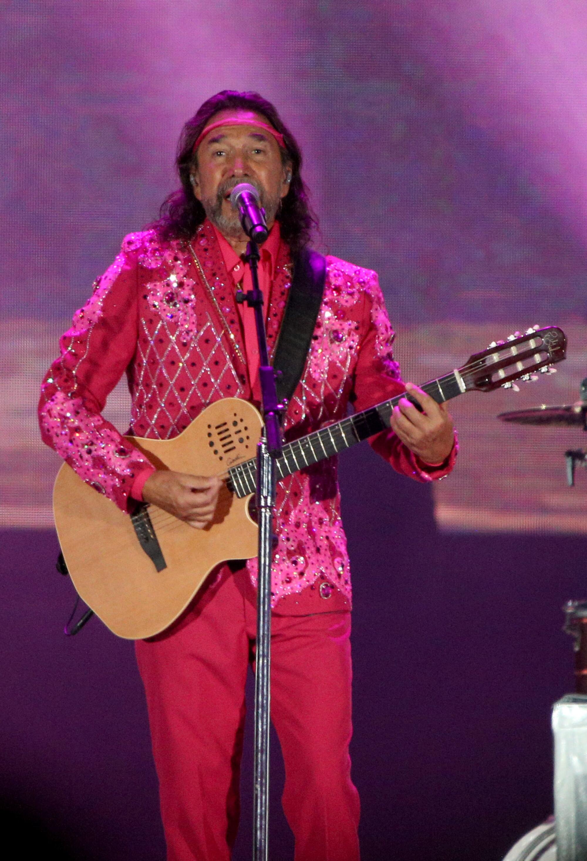 Marco Antonio Solis durante su actuación en Los Angeles Coliseum durante 
