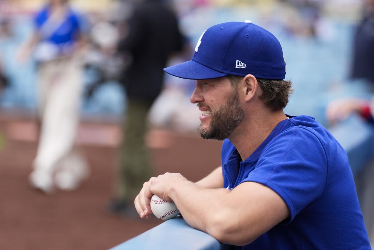 Dodgers atıcısı Clayton Kershaw, 2 Haziran'da Dodgers ile Colorado Rockies arasında oynanacak maç öncesinde sığınakta duruyor.