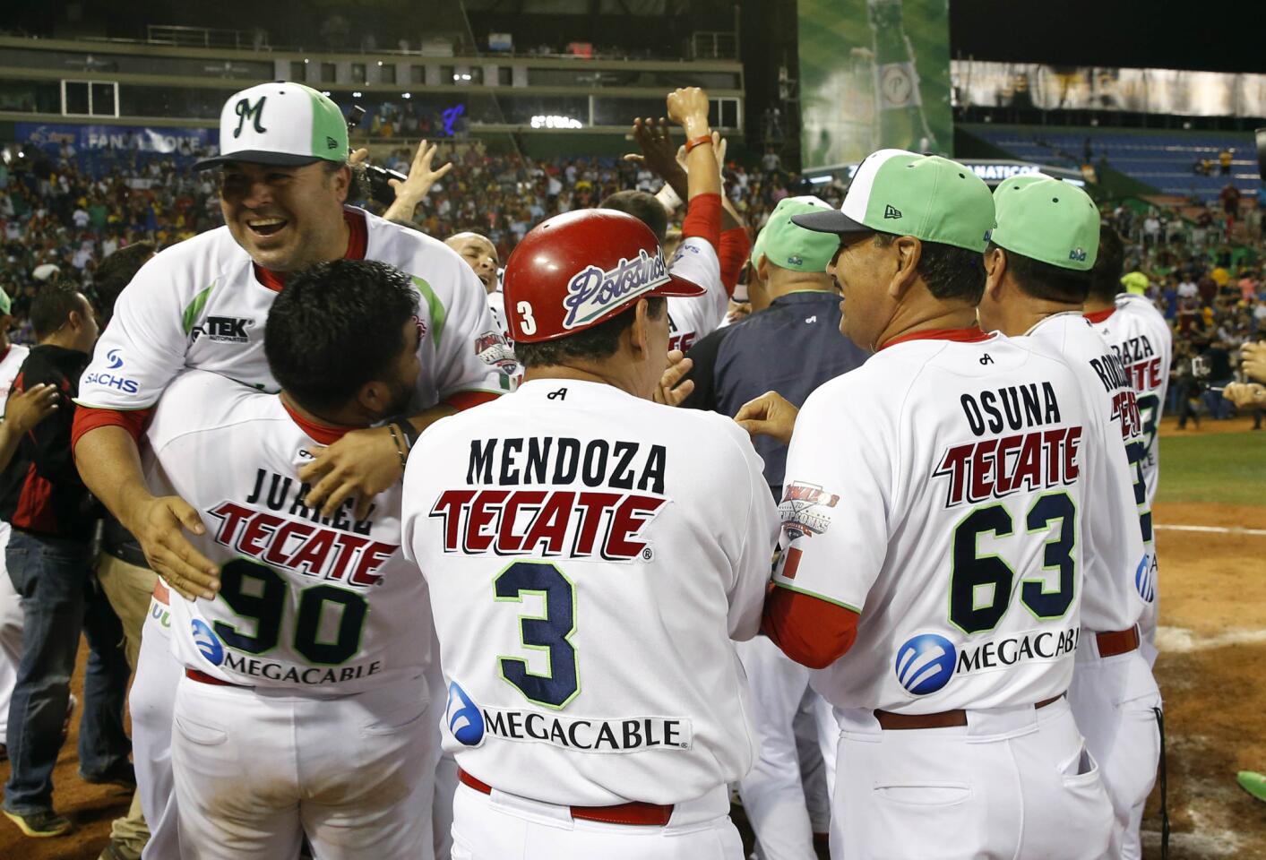 STO20. SANTO DOMINGO (REPÚBLICA DOMINICANA), 07/02/2016.- Jugadores del equipo mexicano Venados de Mazatlán celebran hoy, domingo de febrero de 2016, su triunfo en la final de la Serie del Caribe 2016 entre Los Tigres de Aragua (Venezuela) y Venados de Mazatlán (México), en el estadio Quisqueya de Santo Domingo (R.Dominicana). EFE/Orlando Barría ** Usable by HOY, FL-ELSENT and SD Only **