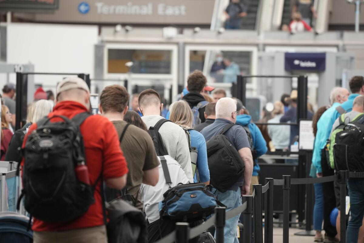 Viajeros forman fila en la principal terminal del Aeropuerto Internacional de Denver el 26 de mayo del 2022.