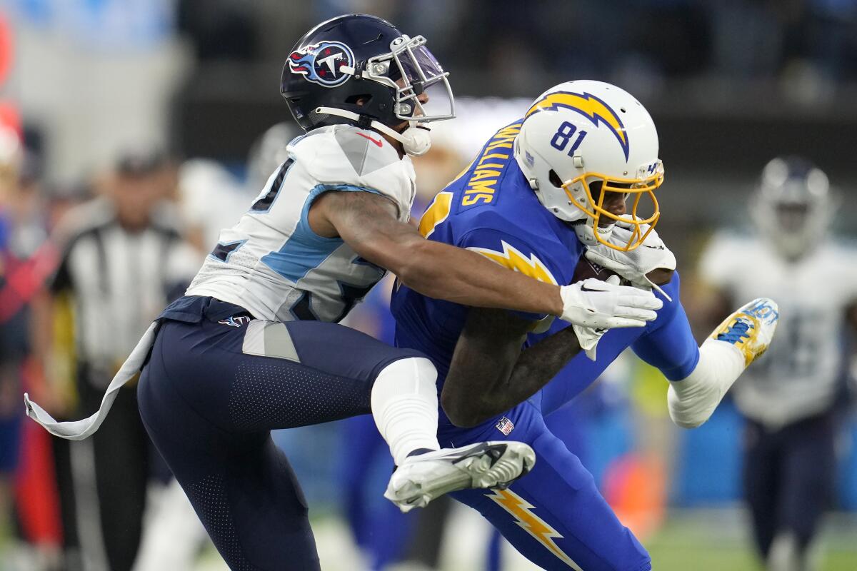 Chargers wide receiver Mike Williams (81) catches a pass in front of Titans cornerback Greg Mabin in the second half.