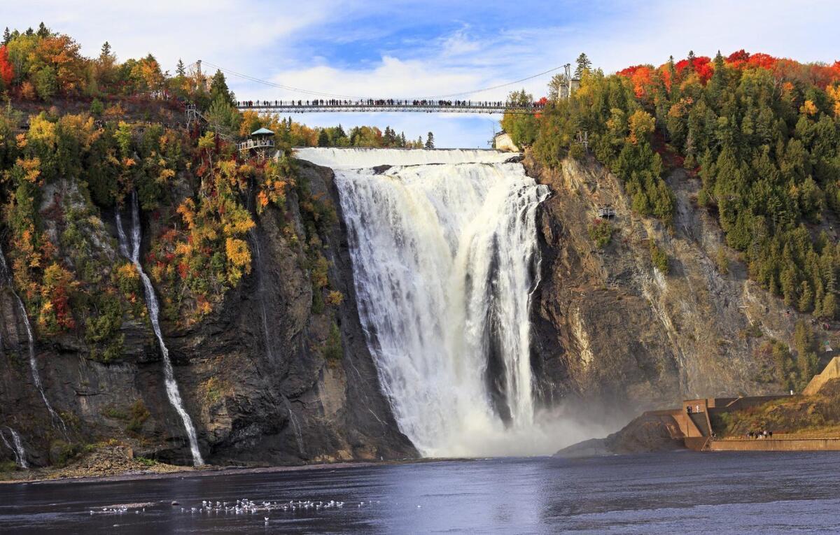 Puente y cascadas de Montmorency durante el otoño en Quebec. (Vladone / Getty Images / iStockphoto)