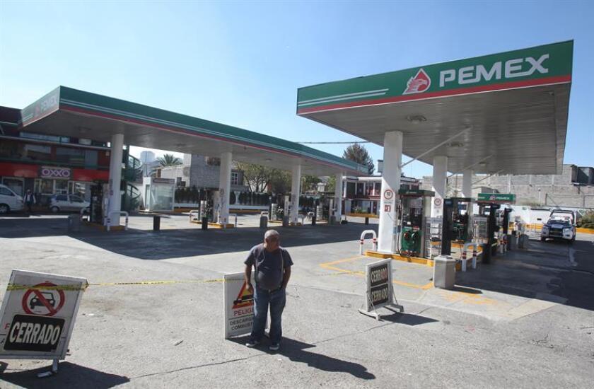 Vista general de una estación de Gasolina cerrada hoy, miércoles 4 de enero de 2017, en una vía rápida de Ciudad de México (México). EFE/Archivo