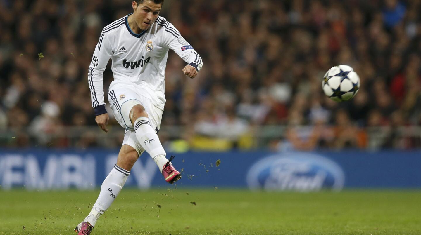 2) Cristiano Ronaldo (Portugal) Del Manchester United al Real Madrid por 94 millones de euros (2009).