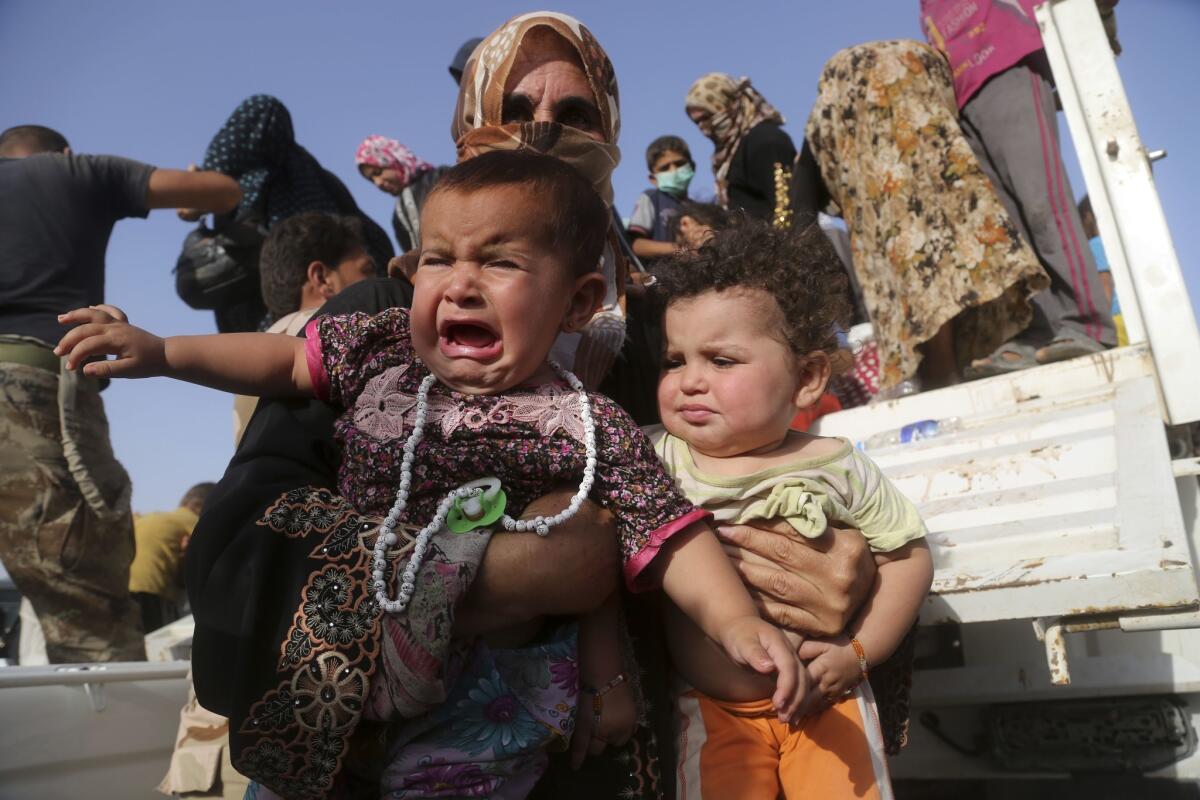 En esta foto de archivo del 3 de junio de 2016 se ven familias iraquíes desplazadas por los combates por el control de Fallujah, Irak, en un campamento militar en las afueras de la ciudad. Cerca de 2.500 insurgentes del grupo extremista Estado Islámico murieron durante la ofensiva para recuperar la ciudad de Fallujah, dijo un alto comandante iraquí el martes 21 de junio de 2016. (AP Foto/ Khalid Mohammed, File)