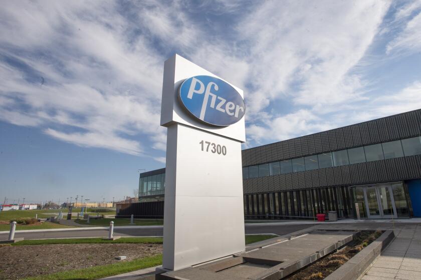 El logotipo de Pfizer sobresale afuera de la sede corporativa de Pfizer Canadá en Montreal, el lunes 9 de noviembre de 2020. Pfizer es una de las compañías que desarrolla una vacuna contra el COVID-19. (Ryan Remiorz/The Canadian Press vía AP)