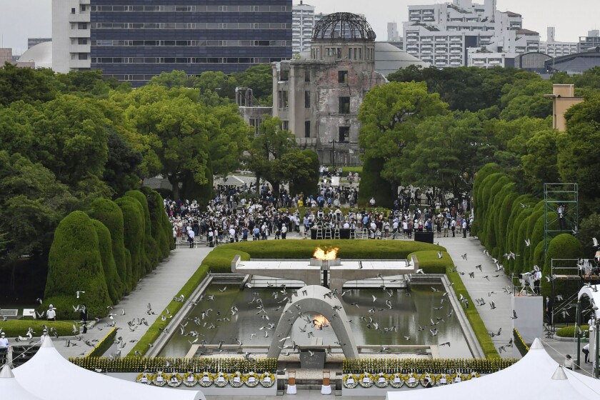 Palomas sobrevuelan el cenotafio dedicado a las víctimas de la bomba atómica durante un acto para conmemorar el 77mo aniversario del ataque, en el Parque de la Paz de Hiroshima, en el oeste de Japón, el 6 de agosto de 2022. (Kyodo News vía AP)