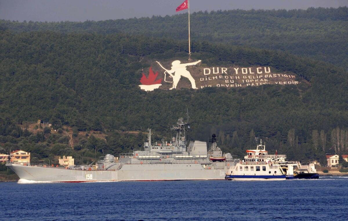 En esta imagen de archivo, el buque ruso Caesar Kunikov pasa por el estrecho de Dardanelles