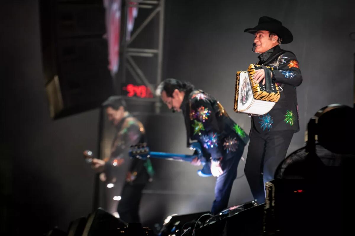 Los Tigres del Norte durante su participación en el festival “Bésame Mucho” de Los Ángeles en diciembre del 2022.