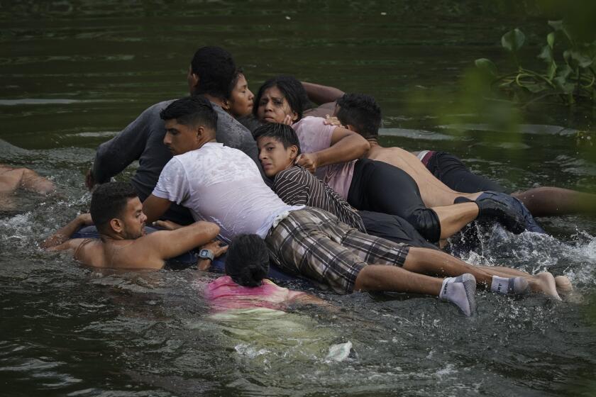 Migrantes cruzan el río Bravo en un colchón inflable hacia EEUU desde Matamoros, México, el 9 de mayo de 2023. Fotógrafos de The Associated Press fueron galardonados con el prestigioso Premio Pulitzer de periodismo de servicio público por su cobertura de la inmigración a EEUU, el 6 de mayo de 2024. (Foto AP/Fernando Llano)