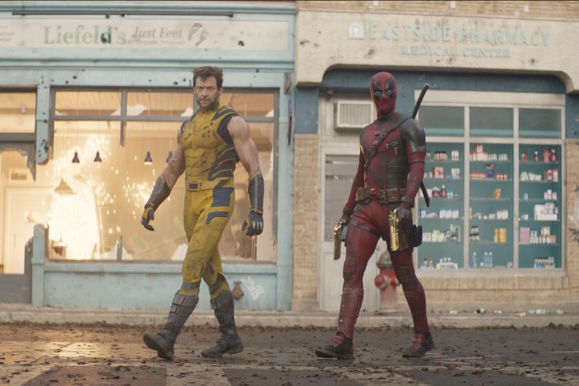 Esta imagen proporcionada por 20th Century Studios/Marvel Studios muestra a Hugh Jackman como Wolverine/Logan, izquierda, y Ryan Reynolds como Deadpool/Wade Wilson en una escena de "Deadpool & Wolverine". (20th Century Studios/Marvel Studios vía AP)