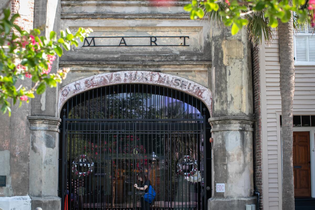 El Old Slave Mart Museum en Charleston, Carolina del Sur, que fue una galería de subastas de cautivos, educa a los visitantes sobre los horrores de la esclavitud.